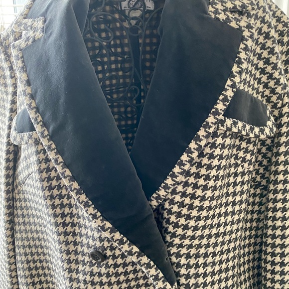 2 piece wool suit by Givenchy. - Picture 4 of 4